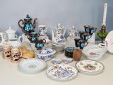 une table avec beaucoup d'assiettes et de tasses
