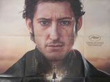 affiche de film représentant un homme qui regarde fixement la caméra devant un ciel nuageux