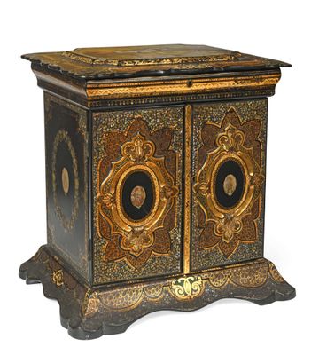 une armoire noire et dorée à deux portes