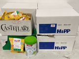 trois cartons de nourriture posés par terre les uns à côté des autres