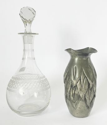 trois vases en verre posés l'un à côté de l'autre sur une surface blanche