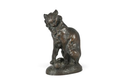 statue d'un chat assis sur un rocher, sur fond blanc