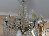 un lustre en cristal suspendu au plafond dans un salon