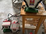 une petite table sur laquelle se trouve une machine, dans une pièce