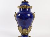 un grand vase bleu orné d'un motif doré