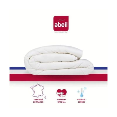 un lit blanc orné d'une rayure rouge et bleue