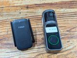 deux téléphones portables posés l'un à côté de l'autre sur une table en bois
