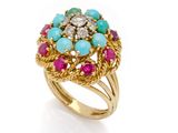 une bague en or sertie de pierres turquoise, roses et blanches