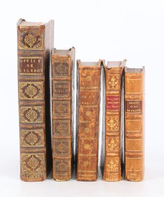 plusieurs vieux livres sont alignés sur une surface blanche