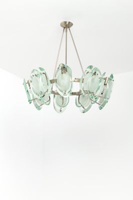 un lustre en verre suspendu au plafond d'une pièce