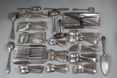 plusieurs fourchettes et cuillères disposées sur une table