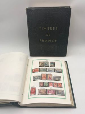 un livre ouvert avec des timbres, posé sur une table