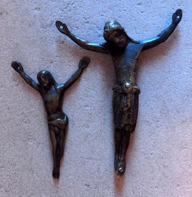 une statue de Jésus sur la croix à côté d'une statue représentant une femme