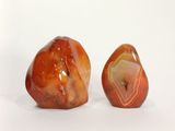 deux morceaux d'agate posés sur une surface blanche, sur fond blanc