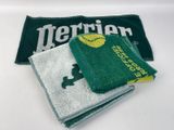 deux serviettes arborant un logo vert et blanc sur un fond blanc