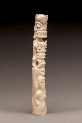 une figurine en ivoire sculpté représentant un homme et une femme