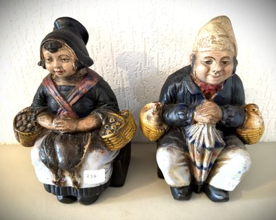 deux figurines représentant des personnes assises l'une à côté de l'autre