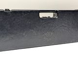l'étui est noir et porte un logo