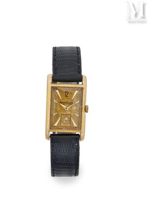 une montre-bracelet plaquée or avec bracelet en cuir noir