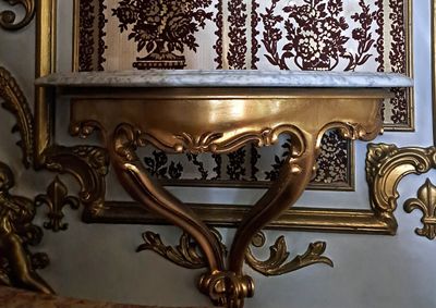 ENSEMBLE comprenant une paire de consoles d'applique en bois…