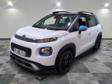 la citrole blanche est garee sur un carrelage en damier