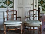 deux chaises placées devant une porte