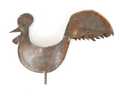 une sculpture métallique représentant un coq sur un piquet