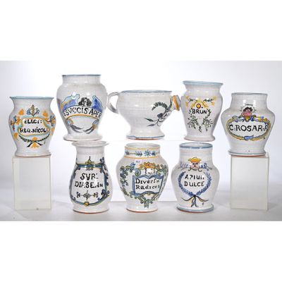 sept vases ornés de motifs différents