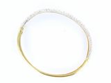 un gros plan d'un bracelet rigide en or et diamants sur fond blanc