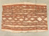 un morceau de tissu orné d'un motif
