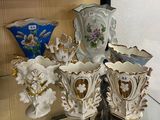 de nombreux vases posés sur une table en verre