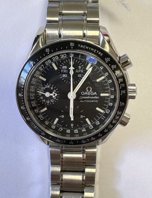 une image d'un gros plan d'une montre-bracelet sur une table