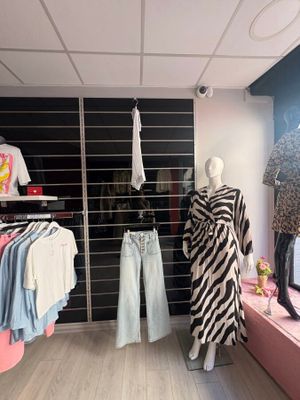 deux mannequins dans la vitrine d'un magasin de vêtements