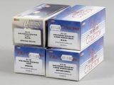 trois paquets de cigarettes empilés les uns sur les autres sur une table