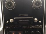 a stereo system that is sitting on top of a table