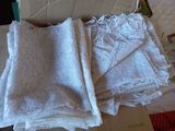 beaucoup de nappes blanches posées sur une table