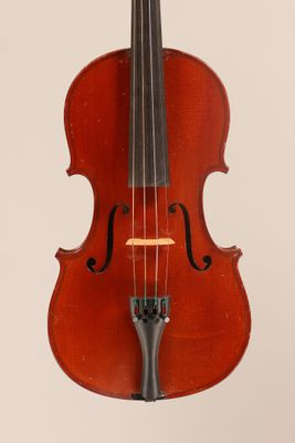 une image représentant un violon avec un archet sur fond blanc