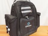 un sac à dos noir posé sur une table en bois