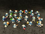 de nombreuses petites figurines de Schtroumpfs sur un fond noir
