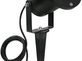 un gros plan d'une lampe sur fond blanc, avec son cordon