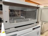 un four grille-pain posé sur une pile de réfrigérateurs