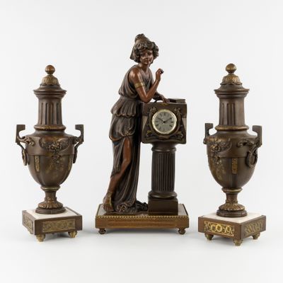 une statue représentant une femme assise sur un socle, à côté de trois vases