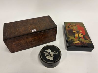 deux petites boîtes en bois et une petite boîte décorée d'une peinture