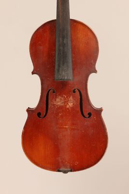 un vieux violon avec un archet accroché à son dos