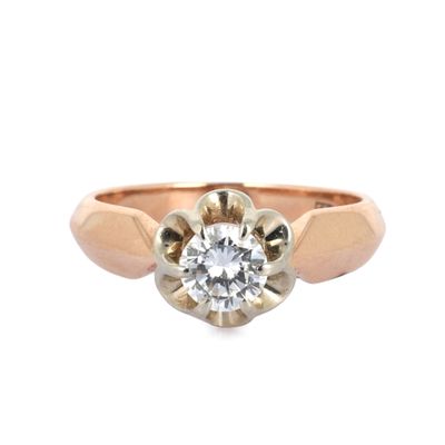 un gros plan d'une bague avec un diamant au centre