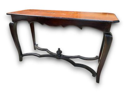 une image d'une table en bois sur fond blanc
