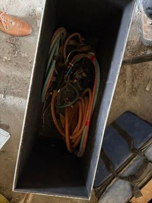 une boîte avec un tas de fils à l'intérieur