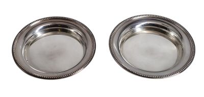 2 Dessous de bouteilles en métal argenté à décor d'une frise…