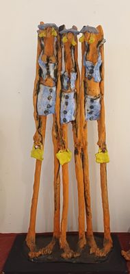 une sculpture représentant un groupe de personnes, réalisée à partir de bâtons