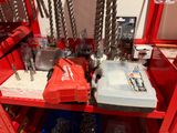 un établi rouge sur lequel sont posés des outils, dans une pièce